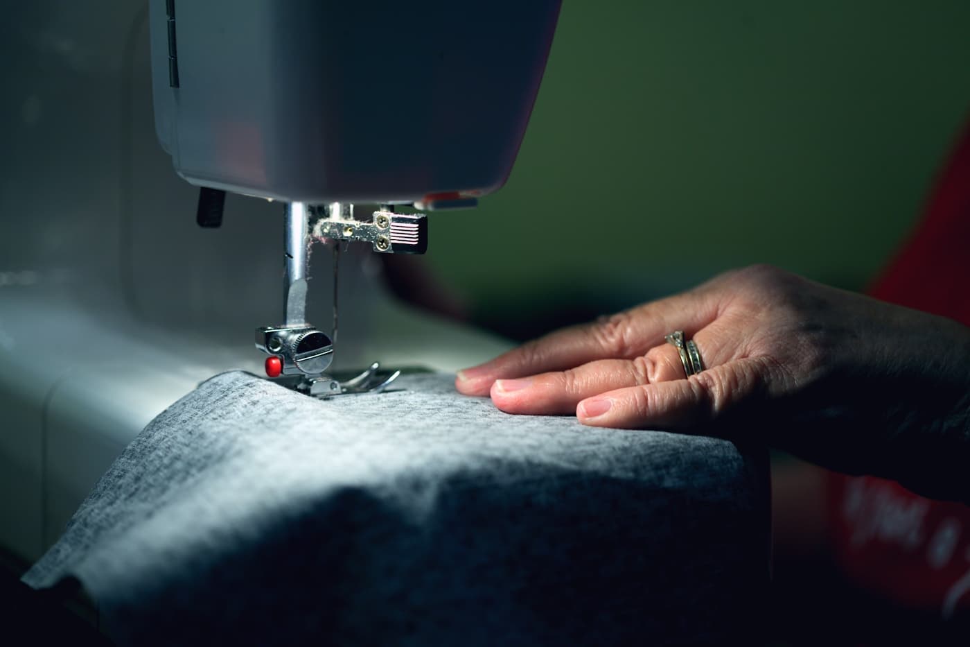 Artesana cosiendo en CONIDICA — uniformes profesionales en Caracas desde 1963
